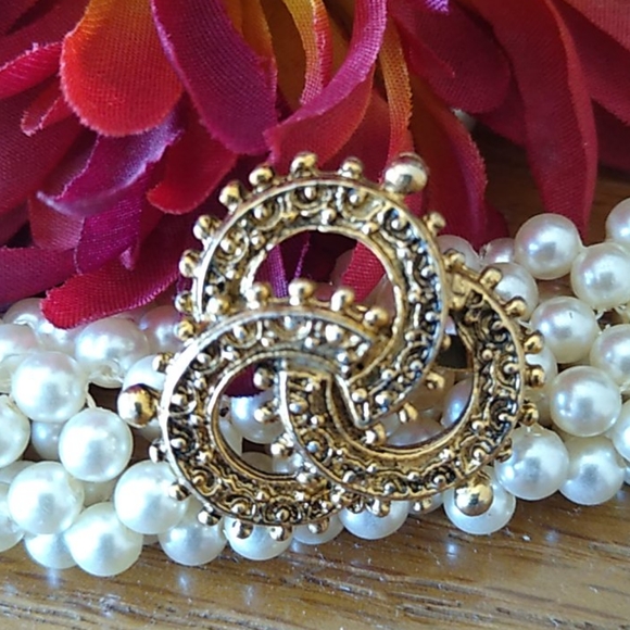 Gold toned brooch 🌺 - Picture 4 of 4